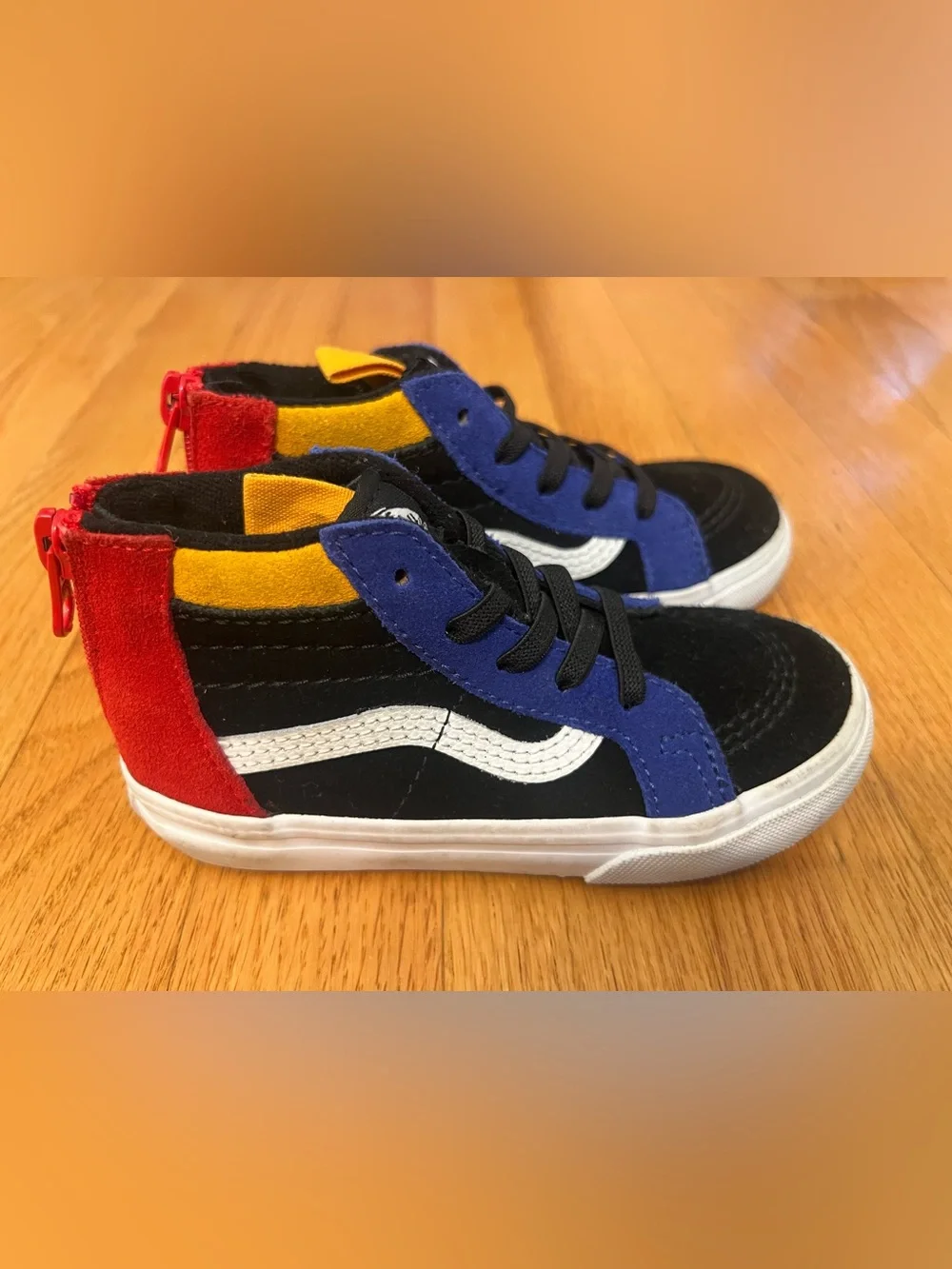 Vans Sk8-Hi Zip MTE shoes feature a vibrant multicolored suede sneakers